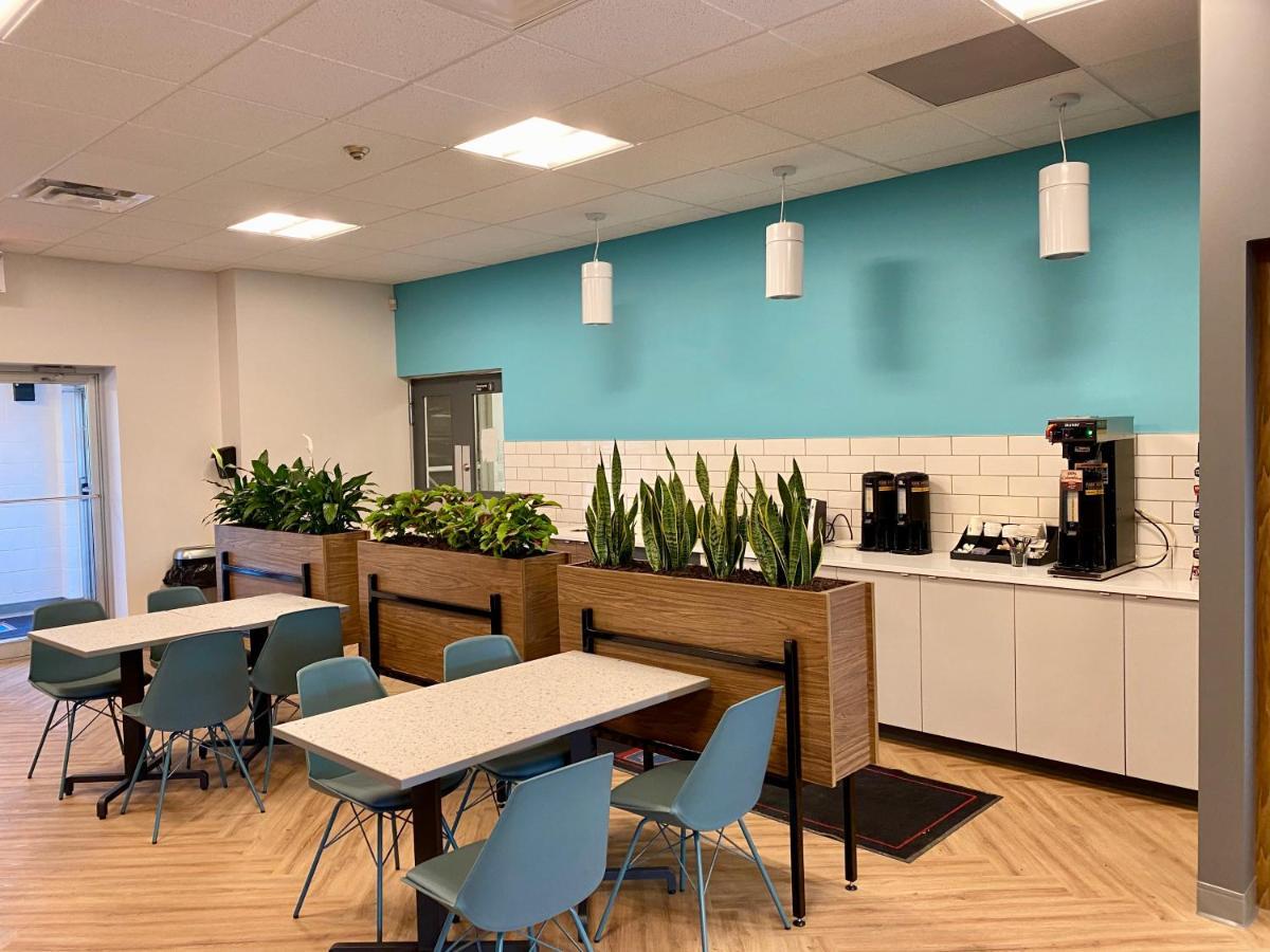 Howard Johnson By Wyndham Winnipeg West Ngoại thất bức ảnh