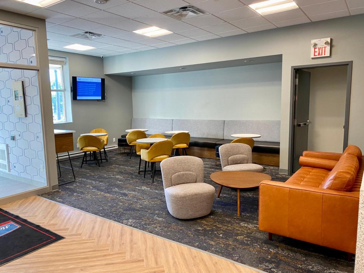 Howard Johnson By Wyndham Winnipeg West Ngoại thất bức ảnh