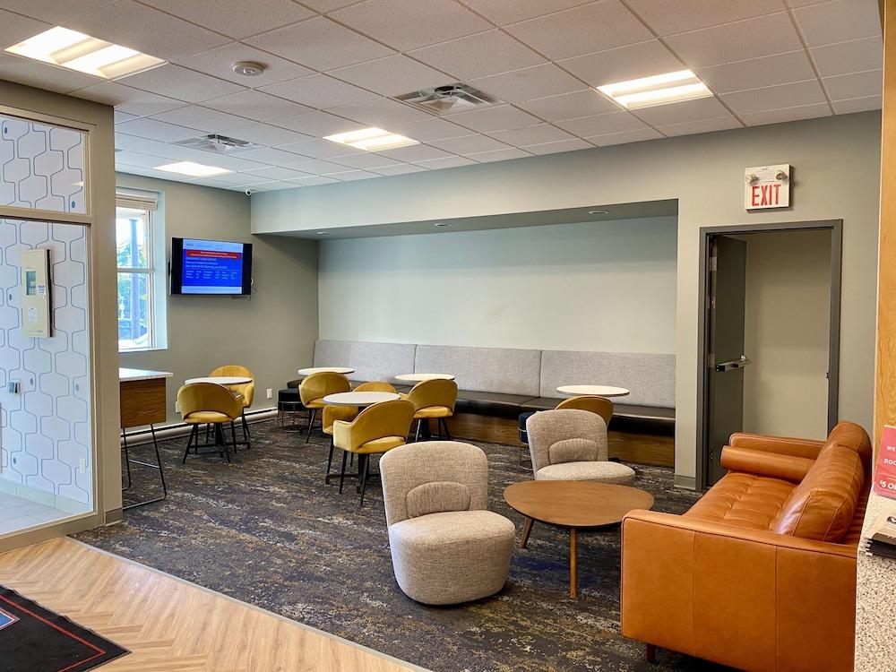 Howard Johnson By Wyndham Winnipeg West Ngoại thất bức ảnh