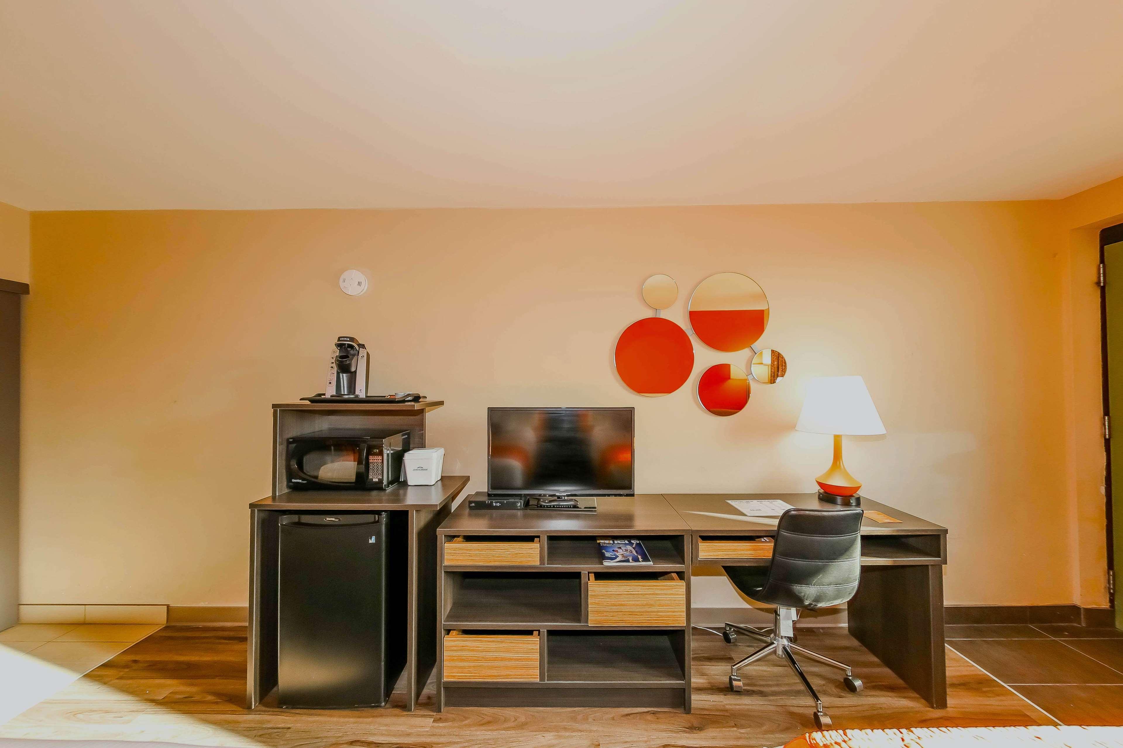 Howard Johnson By Wyndham Winnipeg West Ngoại thất bức ảnh