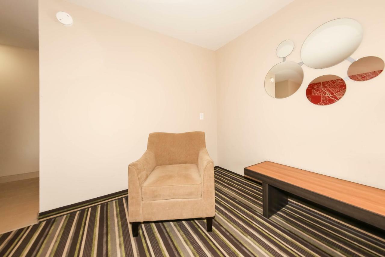 Howard Johnson By Wyndham Winnipeg West Ngoại thất bức ảnh